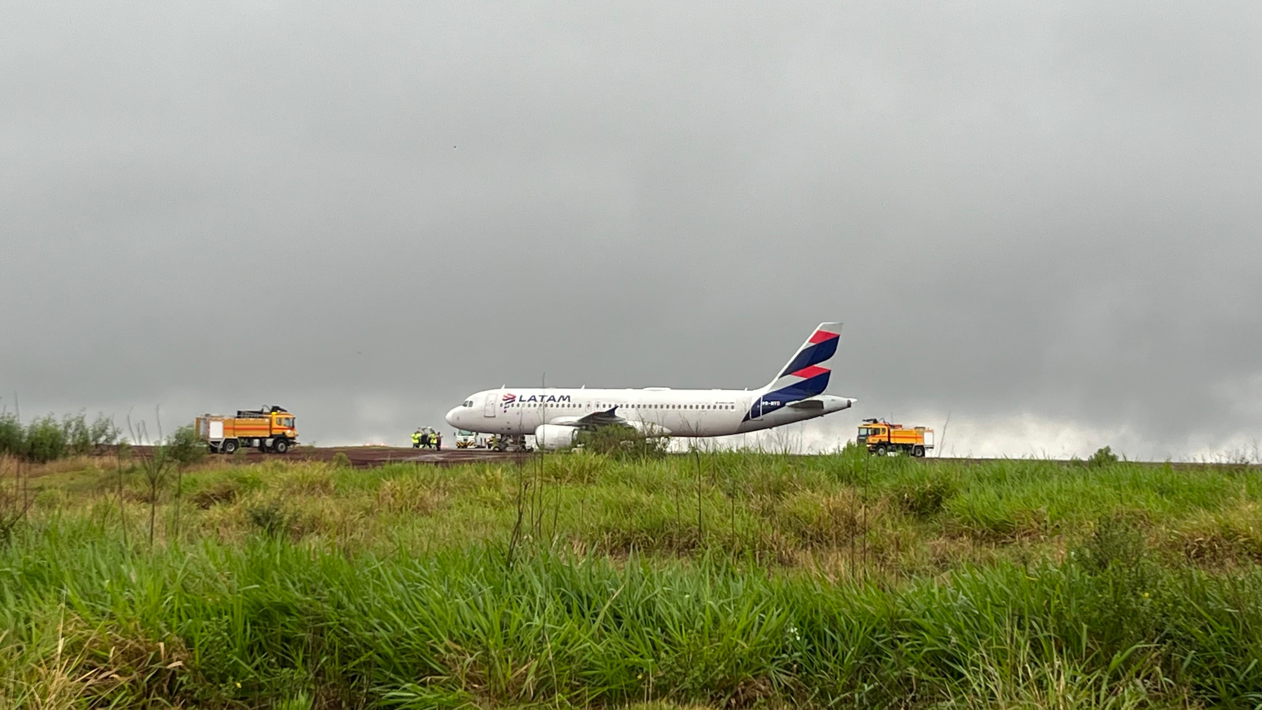 Avião da Latam ultrapassa pista durante pouso em Cascavel